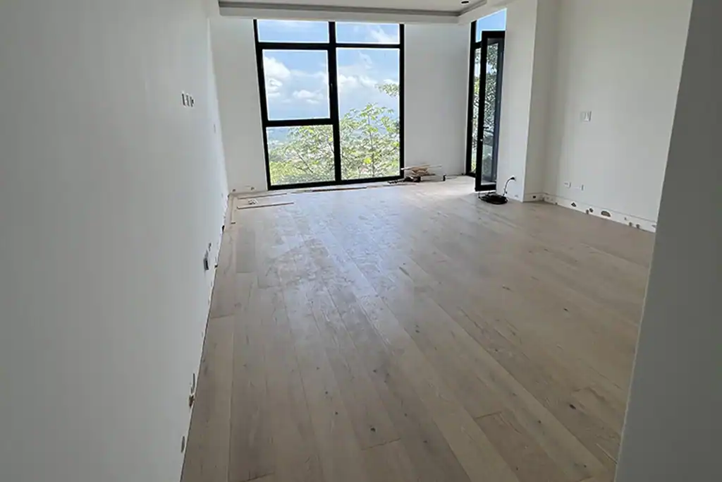 Instalación piso de madera estructurada tipo parquet