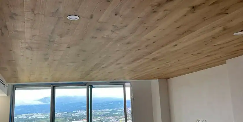 Cielo y pared en madera estructurada tipo parquet