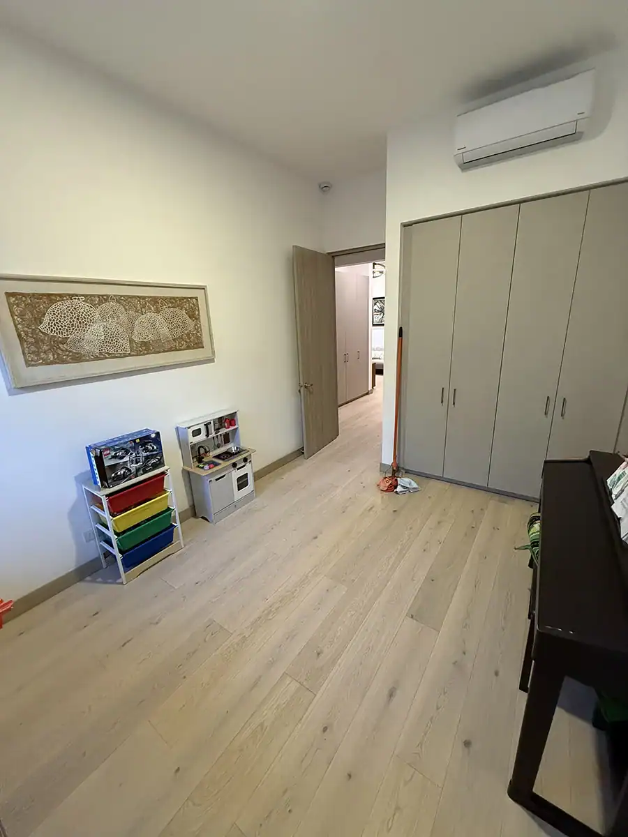 Instalación de piso de madera estructurada en Cartago