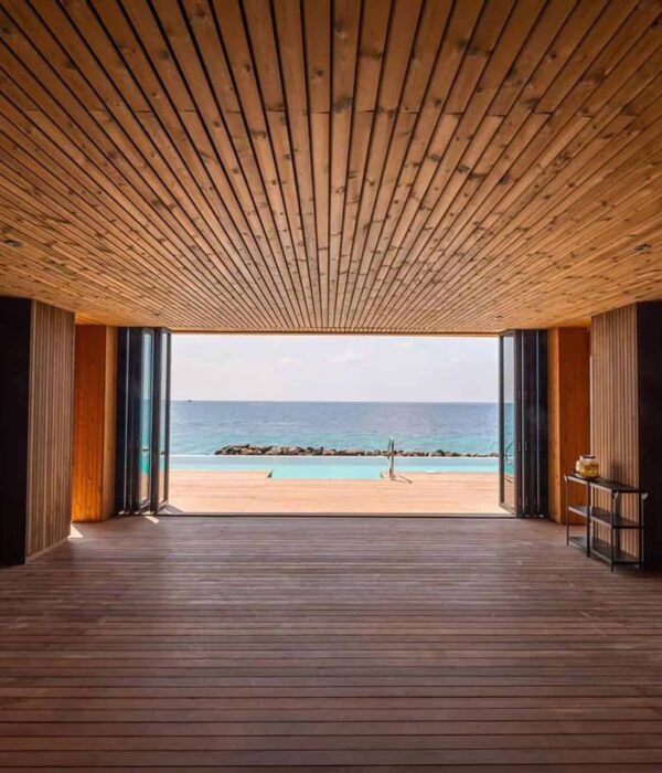 Arquitectura Thermory - deck y cielo de madera frente al mar - Tech Deck Flooring Interior con cielo y deck de madera Thermory abriéndose a una piscina infinita y el mar